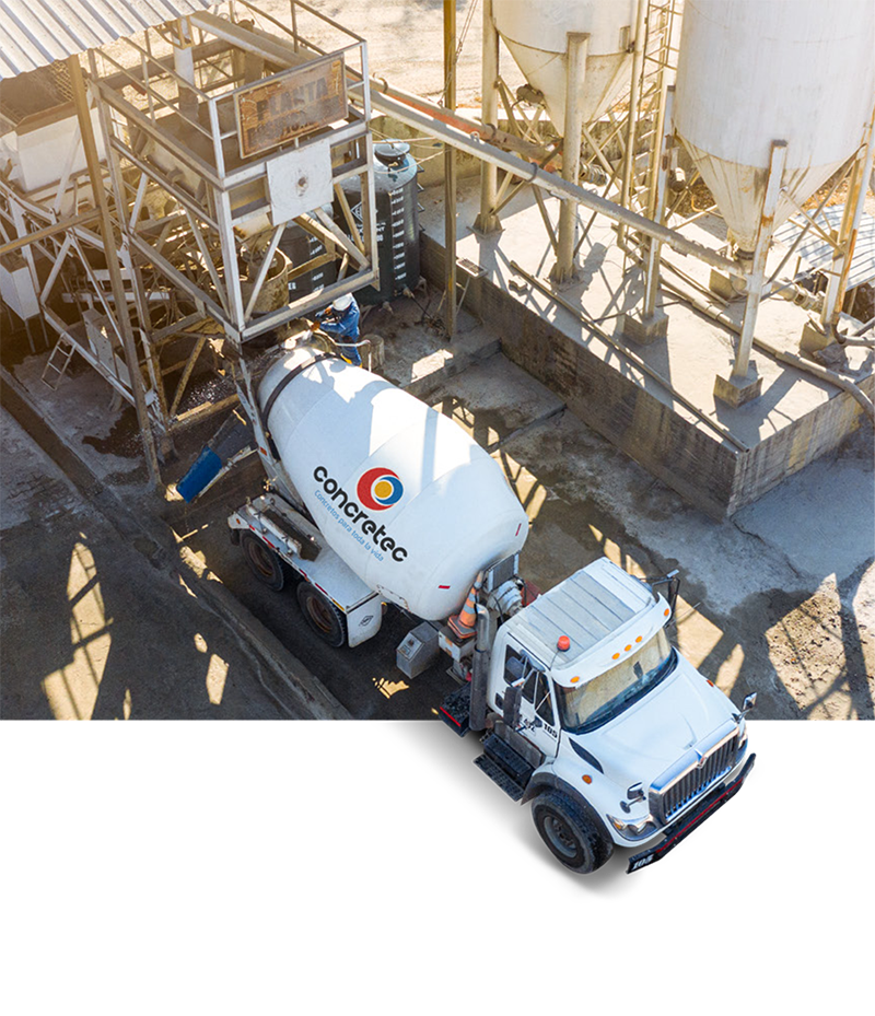 Mixer de Concretec cargando concreto en planta