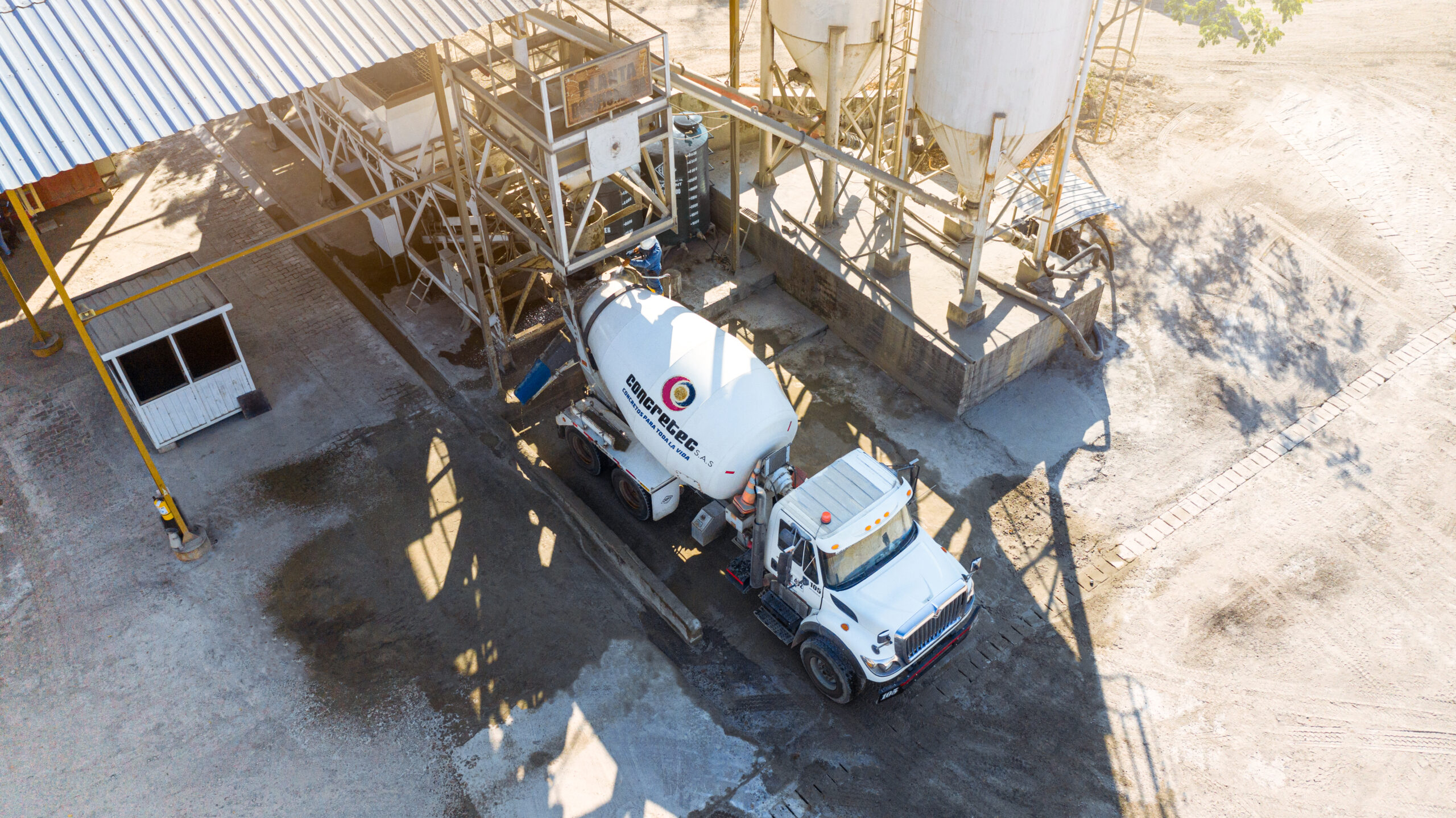 Cargando concreto en planta